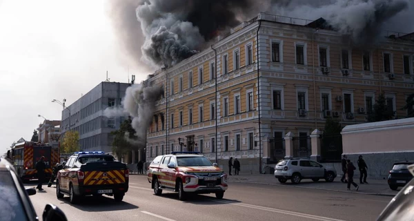 Російський дрон влучив у будівлю Національної академії наук в центрі Києва - люди тікали через вікна