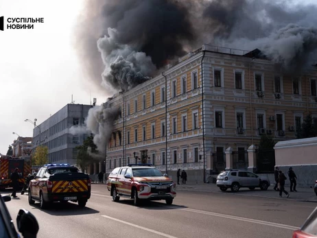 Російський дрон влучив у будівлю Національної академії наук в центрі Києва - люди тікали через вікна