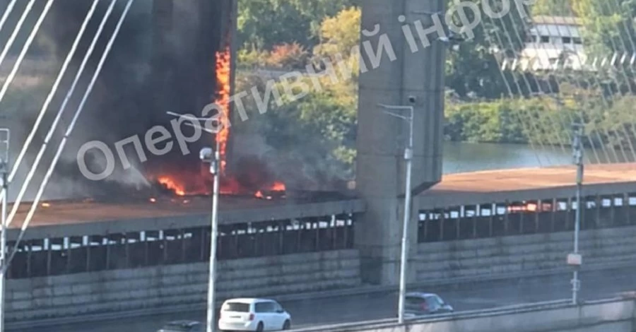 В Киеве «шахед» ударил в Южный мост во время движения поезда метро