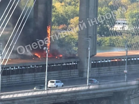 В Киеве «шахед» попал в Южный мост во время движения поезда метро (обновлено)