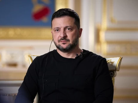 Зеленский посетил киевскую школу, в которую попал дрон, и поручил ее восстановить
