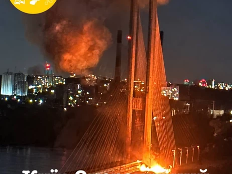 Російські війська знову вдарили по Південному мосту у Києві - його перекрили для громадського транспорту