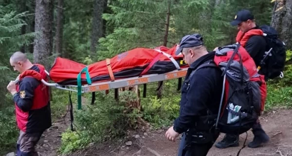 В Карпатах умер мужчина - спасатели спустили его тело