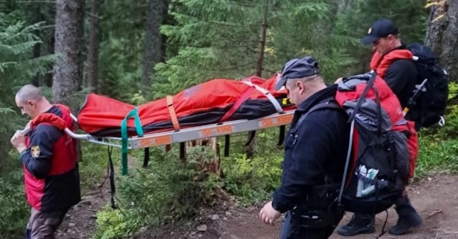 В Карпатах умер мужчина - спасатели спустили его тело
