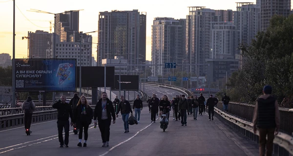 Повітряна тривога і мости: чи можуть звільнити за запізнення та скільки мають заплатити за час в укритті