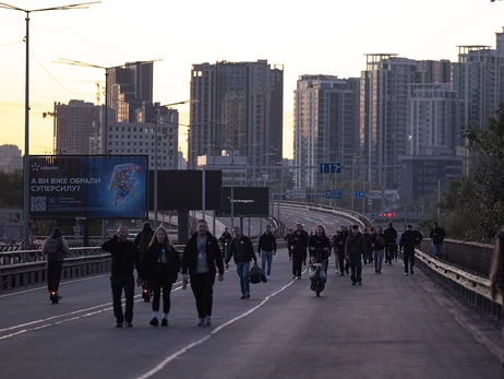 Повітряна тривога і мости: чи можуть звільнити за запізнення та скільки мають заплатити за час в укритті