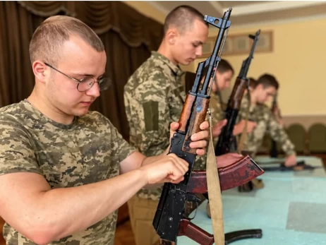 Не складеш «Основи національного спротиву» - вилетиш із вишу: що потрібно знати студентам про новий предмет 