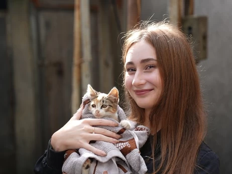Кішка з кошенятами, яких військові дроном евакуювали з Олешок, незабаром вирушать до нових родин 