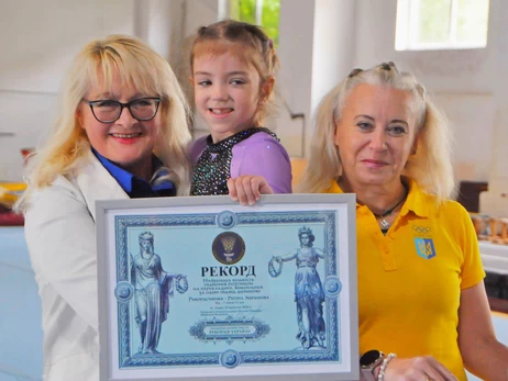 7-летняя гимнастка из Львова в шестой раз установила рекорд Украины - выполнила 101 подъем разгибом подряд