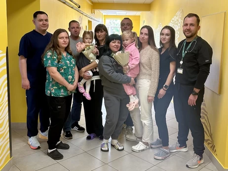 Во Львове провели одновременную трансплантацию почек двум маленьким девочкам от одного донора
