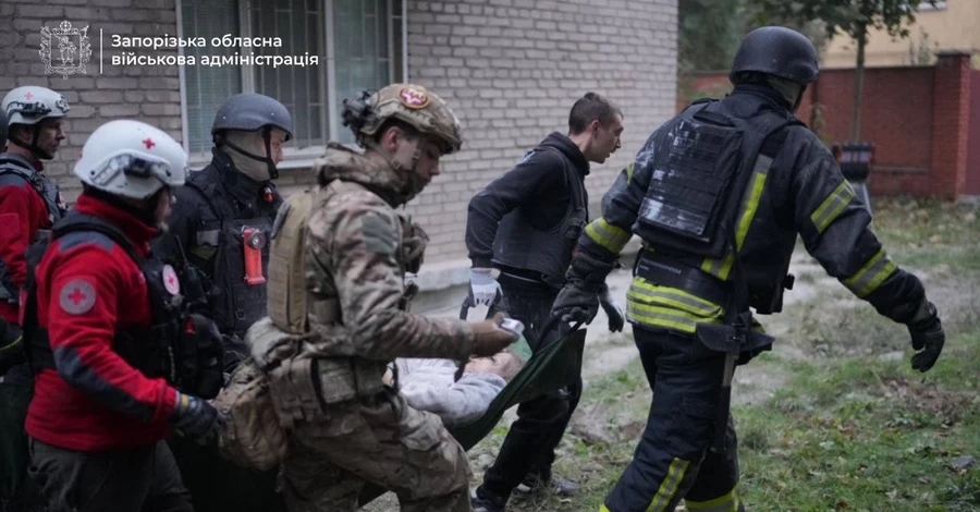 У Запоріжжі зростає кількість жертв удару РФ, людей продовжують шукати під завалами 
