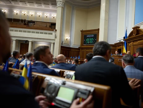 Рада впервые за 26 дней собралась на заседание, но через полчаса его прервала тревога