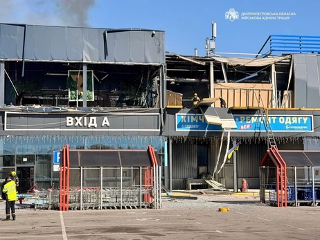 Росіяни в Дніпрі атакували «Епіцентр» - горить один із поверхів