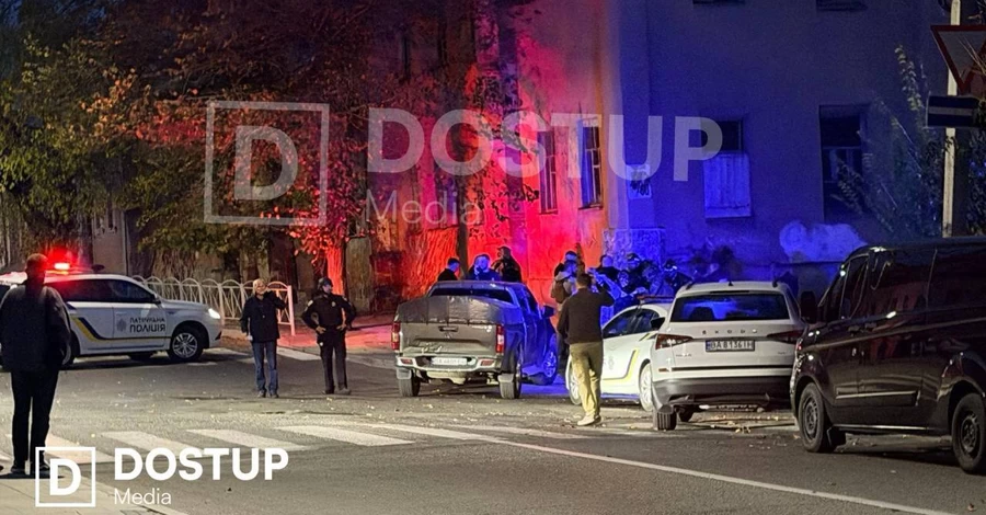В Кропивницком мужчина бросил в полицейских гранаты и начал стрелять