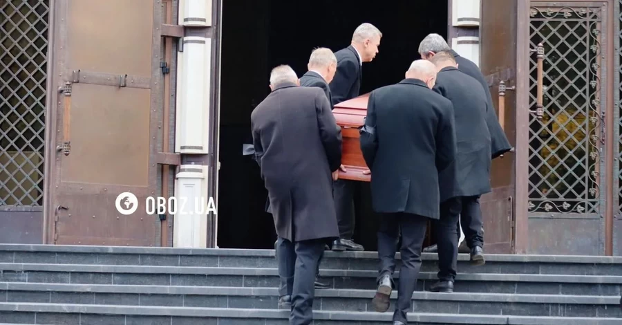 В Киеве сотни людей пришли попрощаться с комиком Александром 