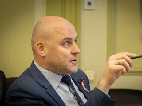 Прем'єр Латвії заявив, що європейцям потрібно випивати на одне пиво менше задля допомоги Україні