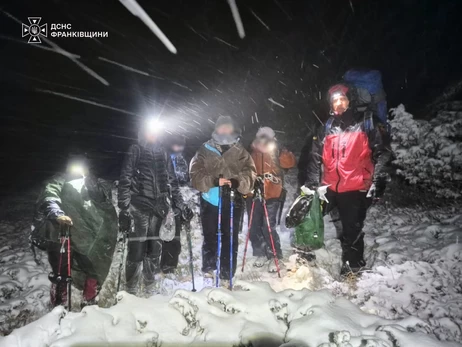 В Карпатах четверо туристов оказались в опасности из-за непогоды - потребовалась помощь спасателей