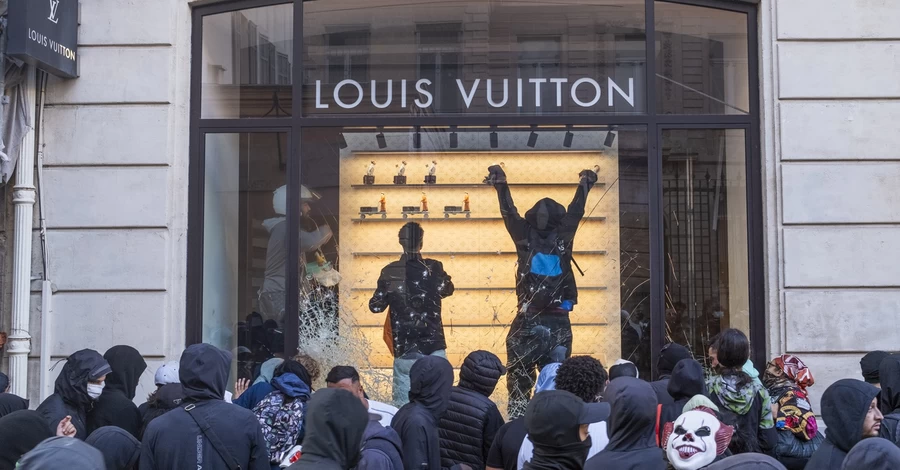 Во Франции протестующие разгромили магазины Louis Vuitton, Hermеs и Apple