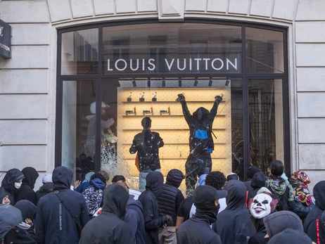 У Франції протестувальники розгромили магазини Louis Vuitton, Hermеs та Apple