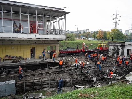 Россия ударила по Киеву баллистикой: погибла девушка, повреждены метро 