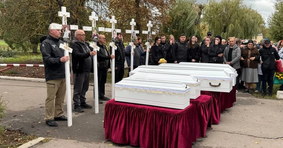 В Радушном простились с пятью детьми семьи Вороновых, погибших в июле от российской ракеты
