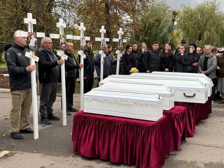 На Криворіжжі попрощалися з п'ятьма дітьми родини Воронових, що загинули від російської ракети