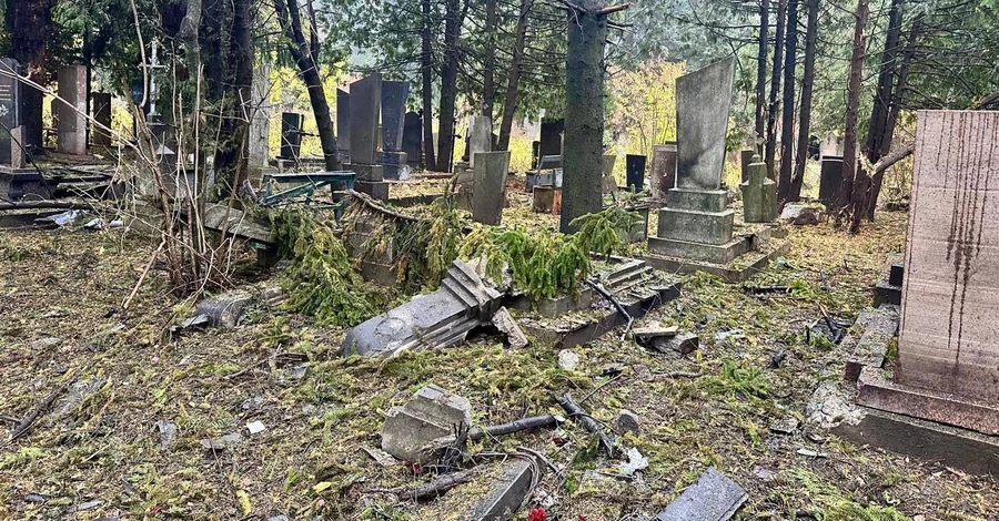 Россияне атаковали дроном военное кладбище в Ровно – повреждены более 10 могил