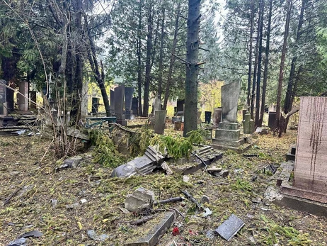 Росіяни атакували дроном військове кладовище у Рівному – пошкоджені понад 10 могил