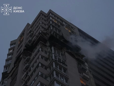 У Києві російський БпЛА влучив у 24-поверхівку – на місці пожежа, двоє загиблих