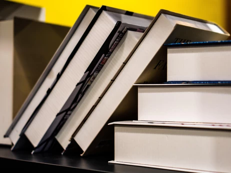 Укрпошта видалила піратські книжки й твори російських авторів зі свого маркетплейсу 
