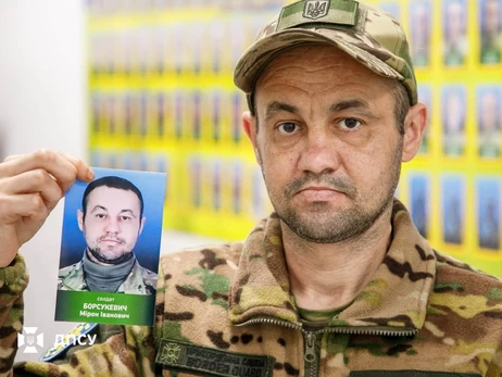На Закарпатье вернувшийся из плена пограничник сам снял свое фото с доски пропавших без вести 