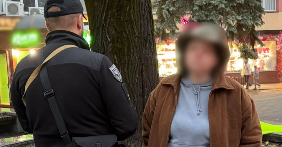 В центре Ивано-Франковска женщина подожгла флаг Украины - полицейские начали уголовное производство