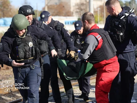 В Изюме из-под обломков пятиэтажки достали тела четырех погибших 