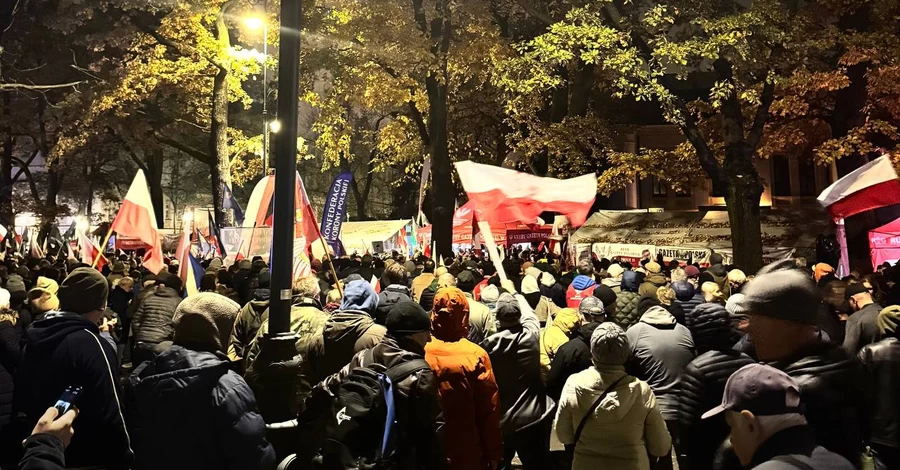 В Варшаве толпа штурмовала Конституционный трибунал, Навроцкий прервал зарубежную командировку