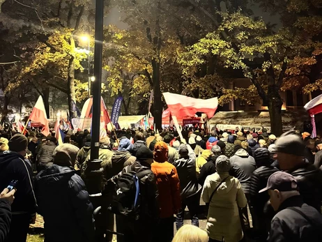 У Варшаві натовп штурмував Конституційний трибунал, Навроцький перервав закордонне відрядження