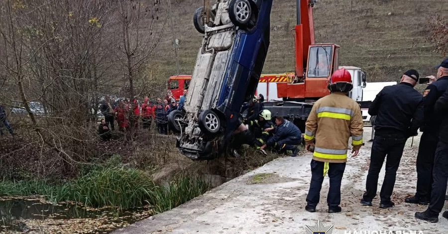 У Хмельницькій області у річці знайшли автомобіль із тілами трьох підлітків