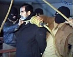 После того как Саддама Хусейна повесили, его ещё потом долго резали ножами 