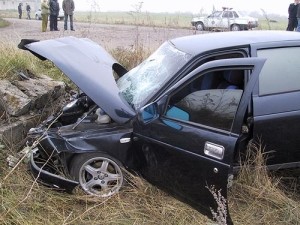 Из-за тумана легковушка въехала в водосток ФОТО