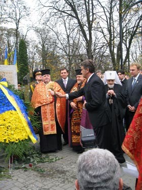 Ющенко «освятил» могилы воинов УПА 