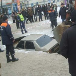 В Киеве канализация проглотила автомобиль 