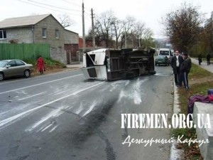 Из-за легковушки опрокинулся автобус с людьми ФОТО