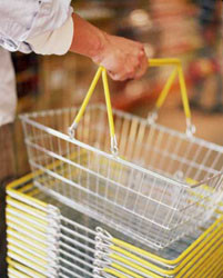 Супермаркеты снижают цены в борьбе за покупателей 