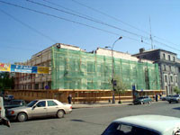В Киеве на водителя упал кусок строящегося здания 