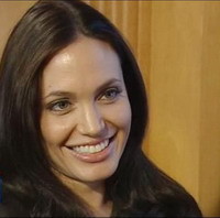 Анджелина Джоли рассказала, как сложно кормить двойню 
