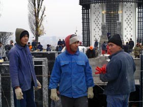 Мемориал жертвам Голодомора строят нелегалы из Казахстана 