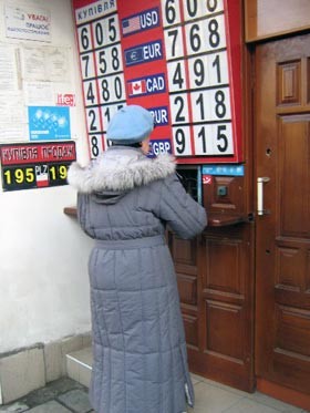 Доллары во Львове можно купить только по 7 гривен  