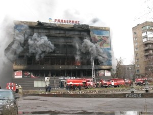 Владельцы торговых точек рыдают возле пылающего универмага 