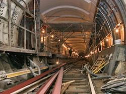На красной ветке киевского метро стоят поезда, под поезд попал человек 