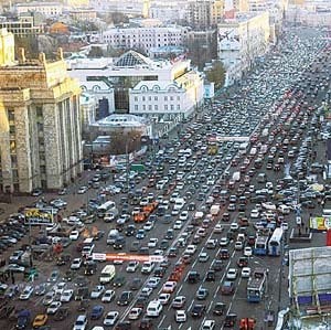 Столкнувшиеся «Шкода» и «Камаз» перекрыли выезд из города 