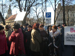 Вчера депутатов пикетировали рабочие и аптекари  